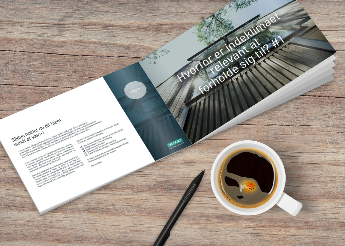 VELFAC indeklimaguide ligger opslået på et bord.