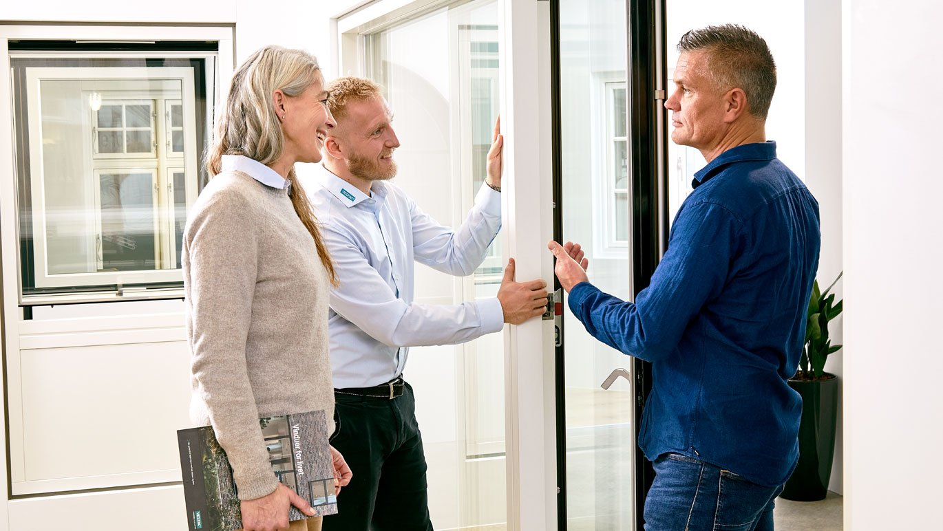 VELFAC medarbejder viser et par rundt i VELFAC udstilling.