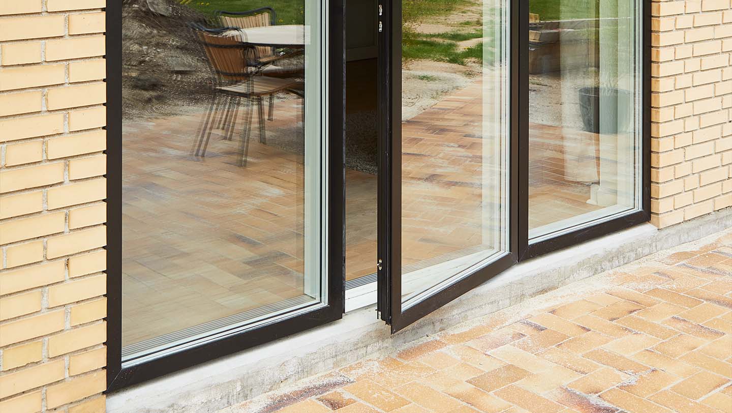 Nærbillede af terrassedør der står åbent.